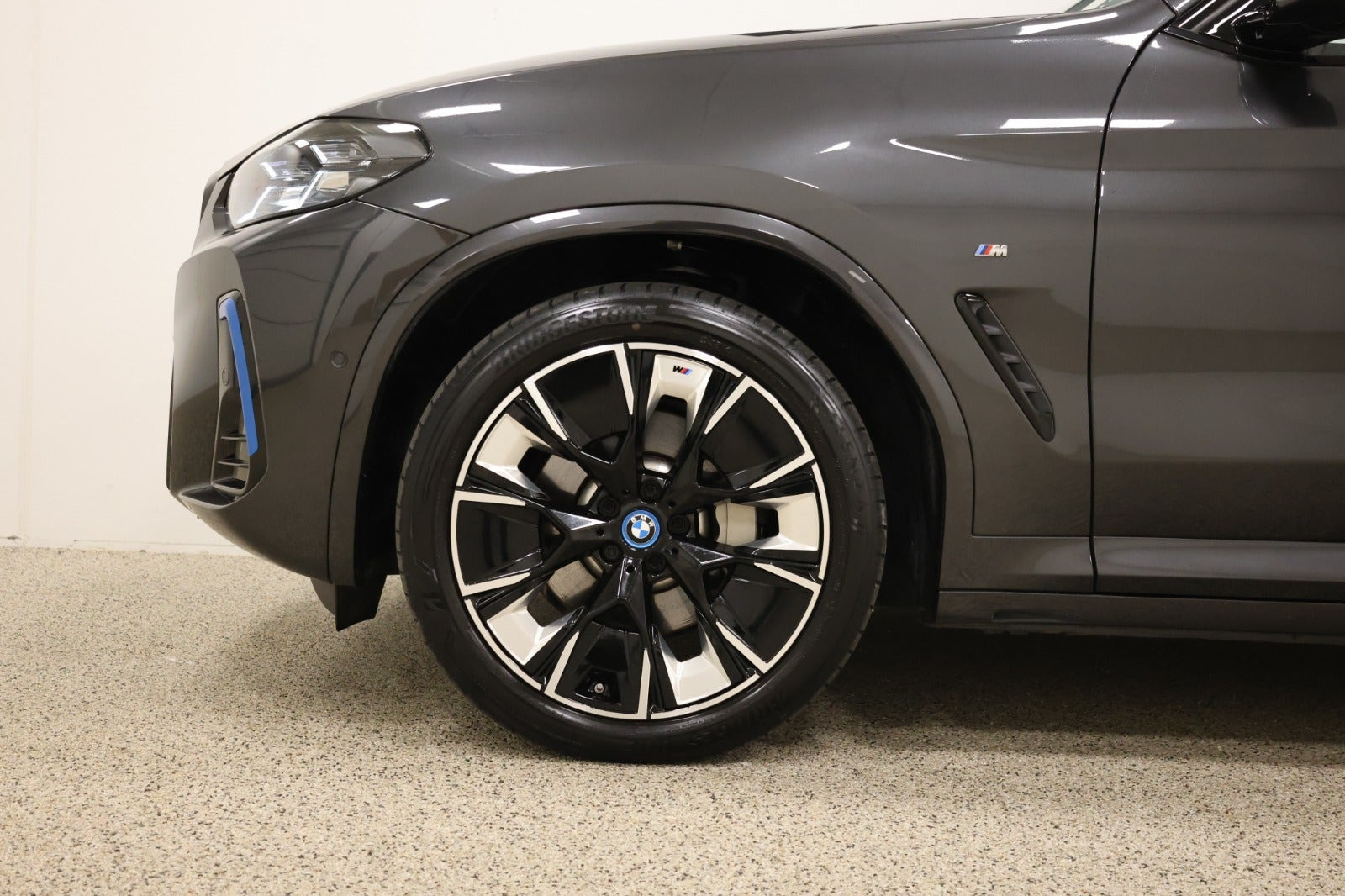 Grå BMW iX3 fra 2022