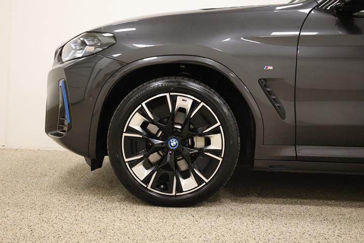 Grå BMW iX3 fra 2022