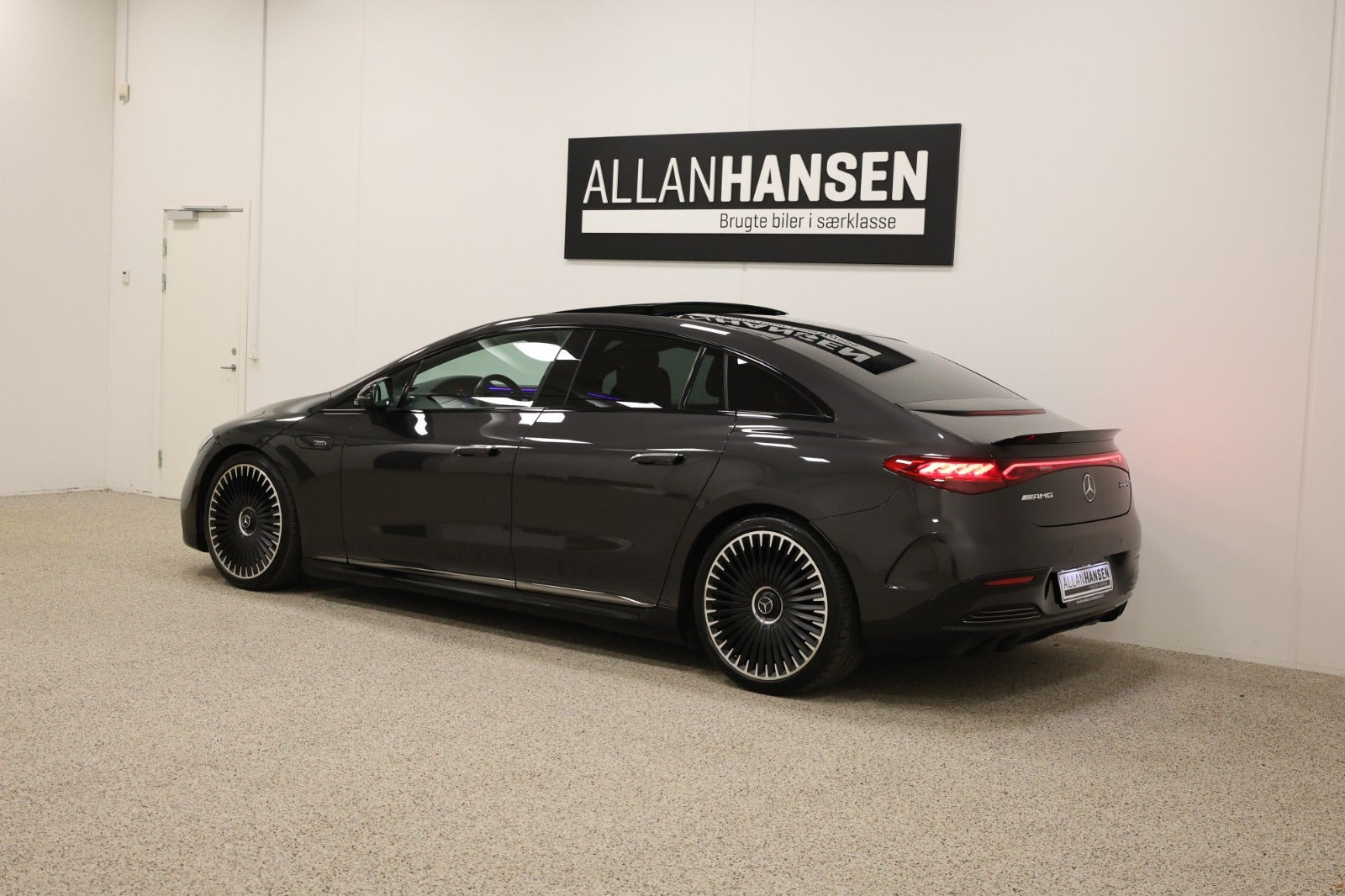 Grå Mercedes EQE43 fra 2022