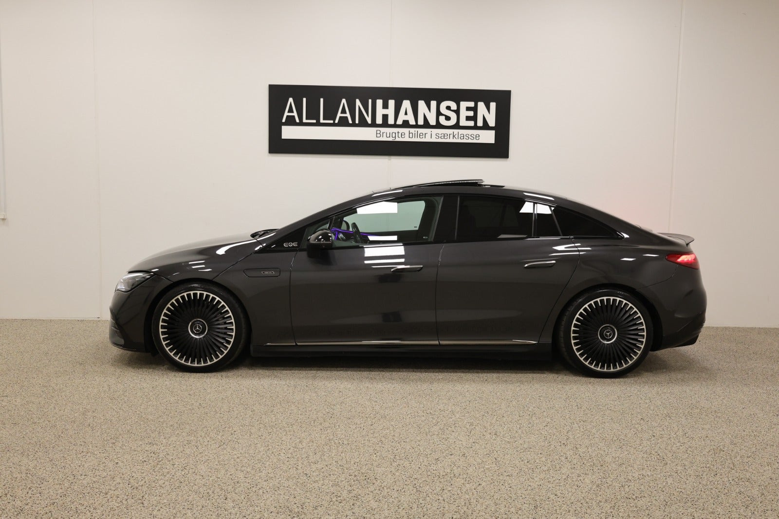 Grå Mercedes EQE43 fra 2022