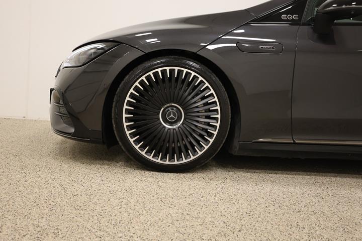 Grå Mercedes EQE43 fra 2022