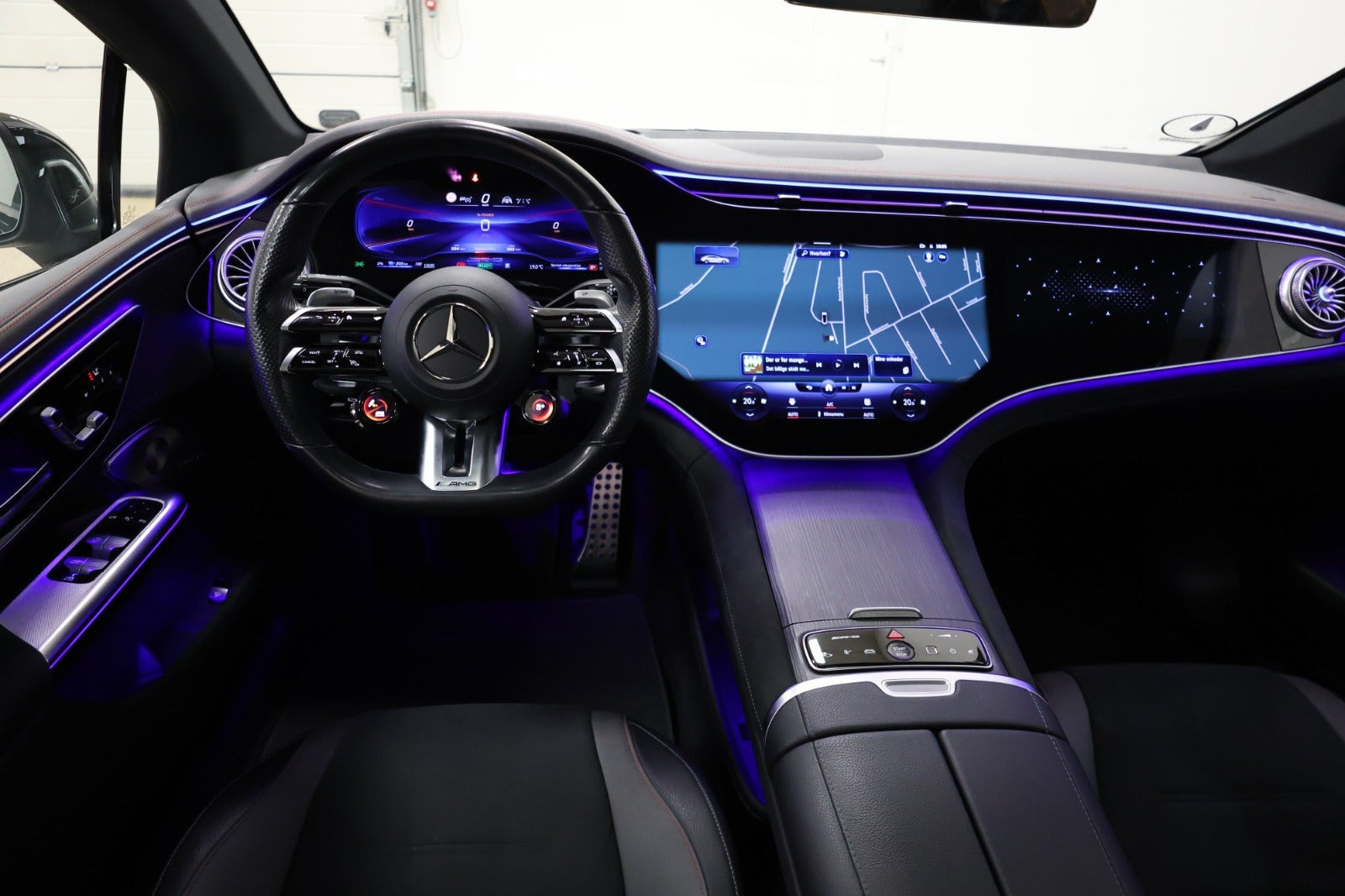 Grå Mercedes EQE43 fra 2022