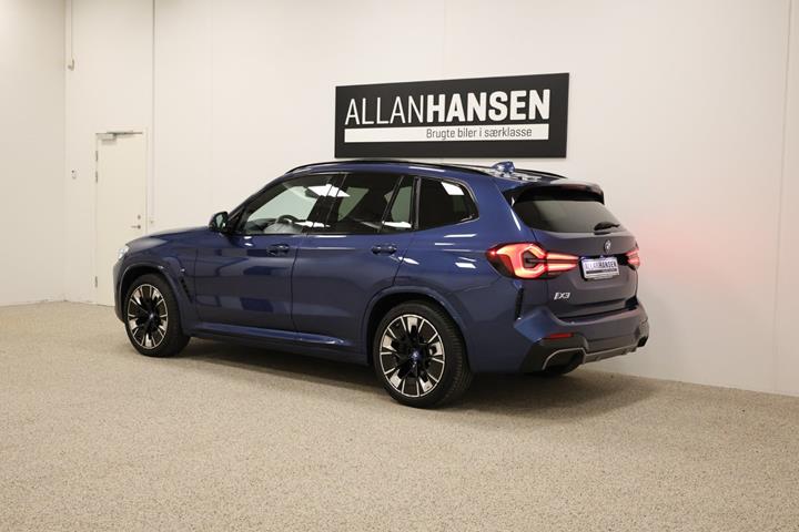 Blå BMW iX3 fra 2023