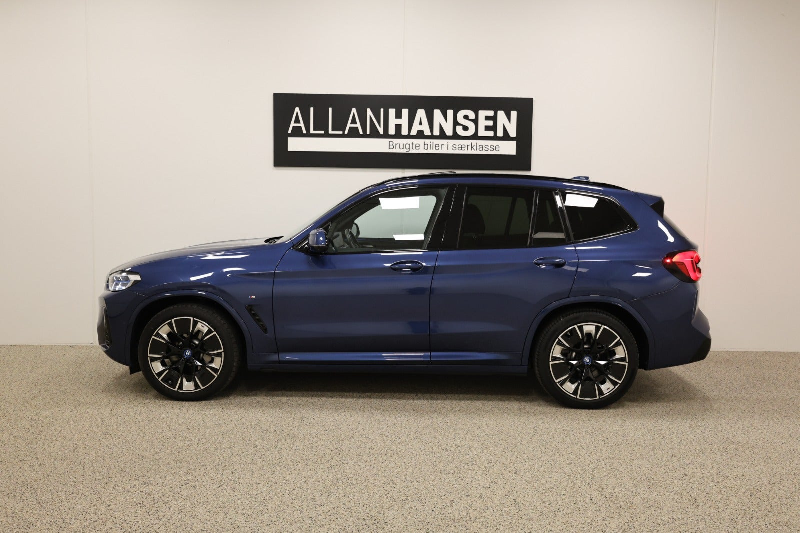 Blå BMW iX3 fra 2023