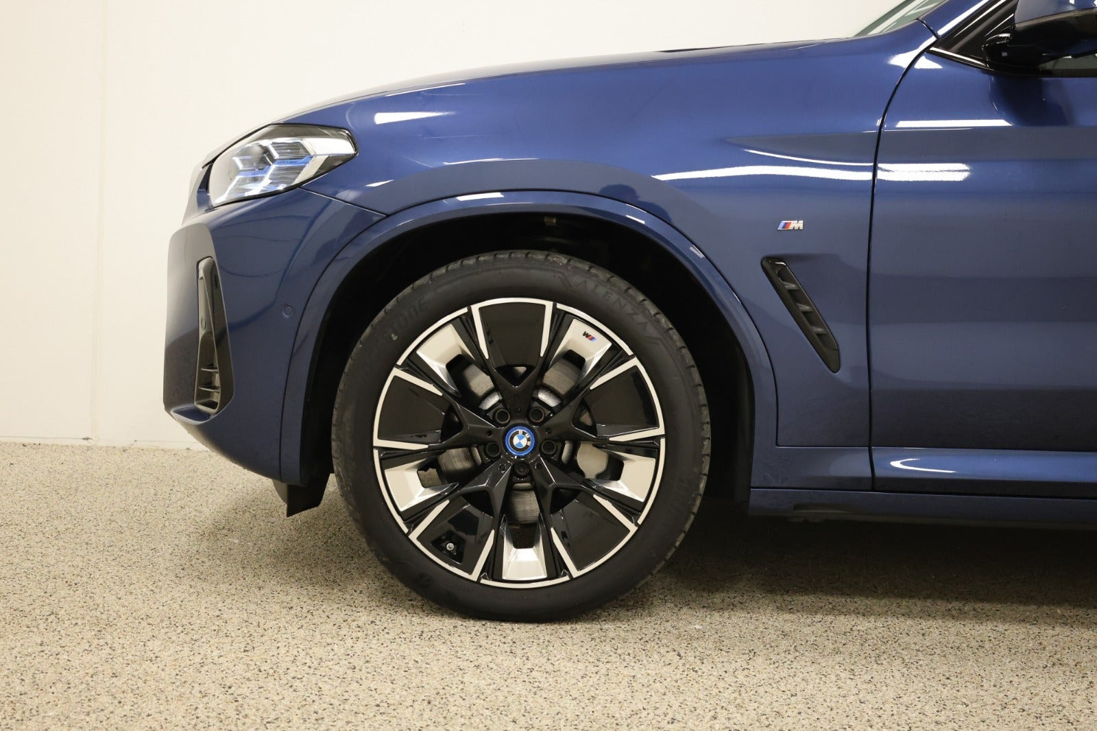 Blå BMW iX3 fra 2023