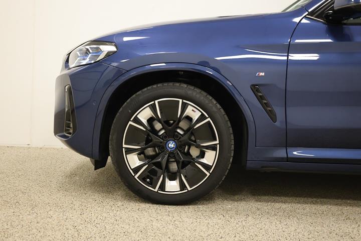 Blå BMW iX3 fra 2023