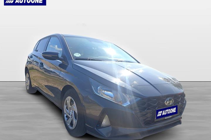 Grå Hyundai i20 fra 2021