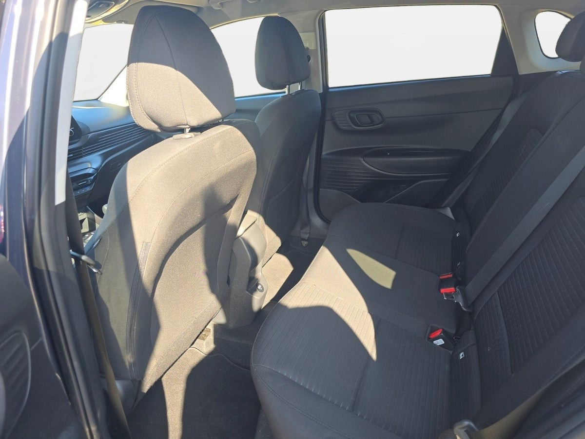 Grå Hyundai i20 fra 2021