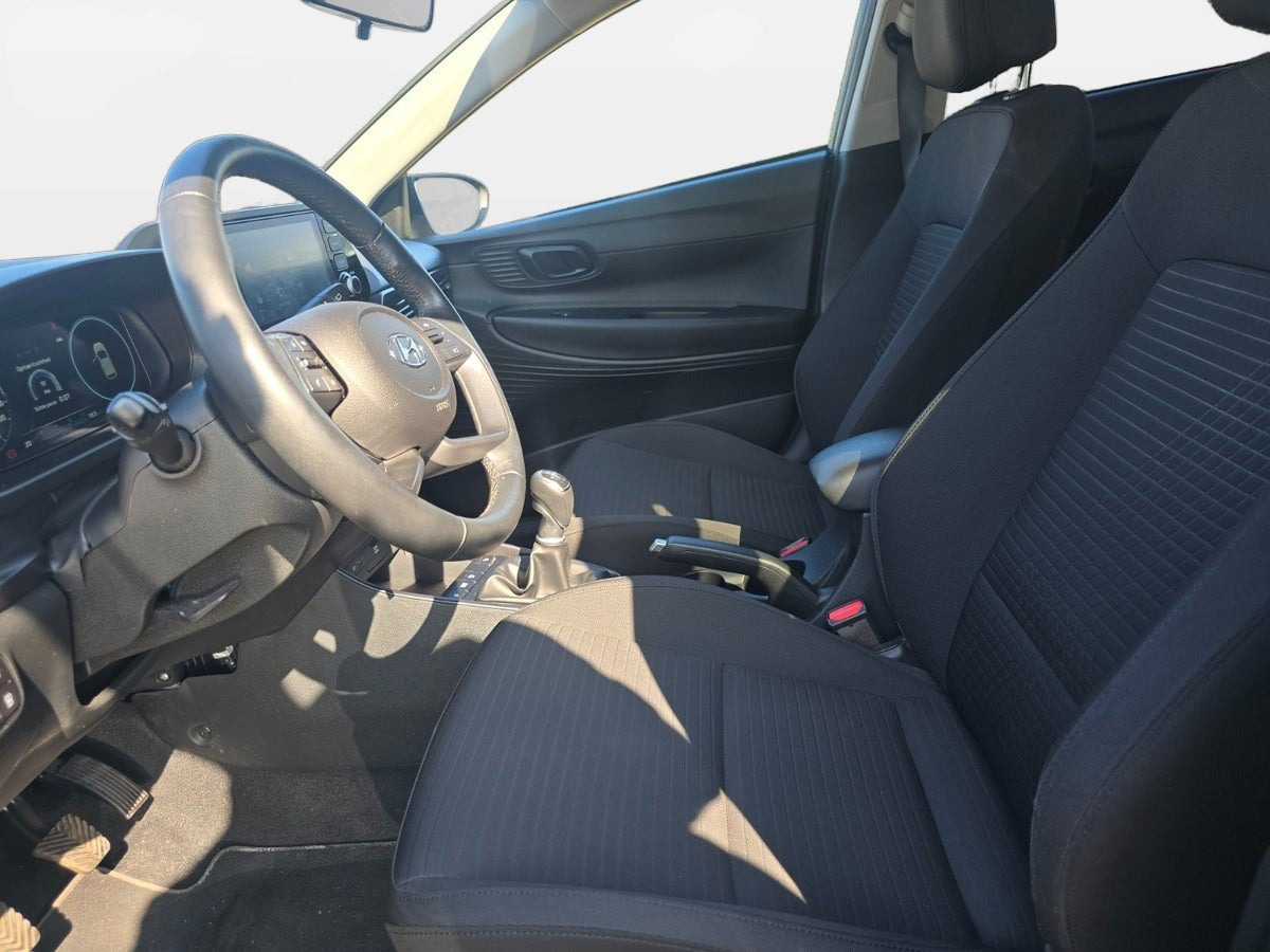 Grå Hyundai i20 fra 2021
