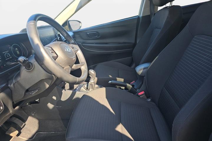 Grå Hyundai i20 fra 2021