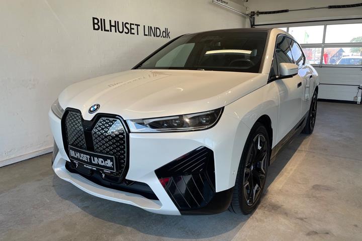 Hvid BMW iX fra 2023 set udefra