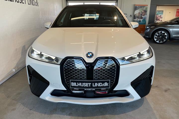 Hvid BMW iX fra 2023
