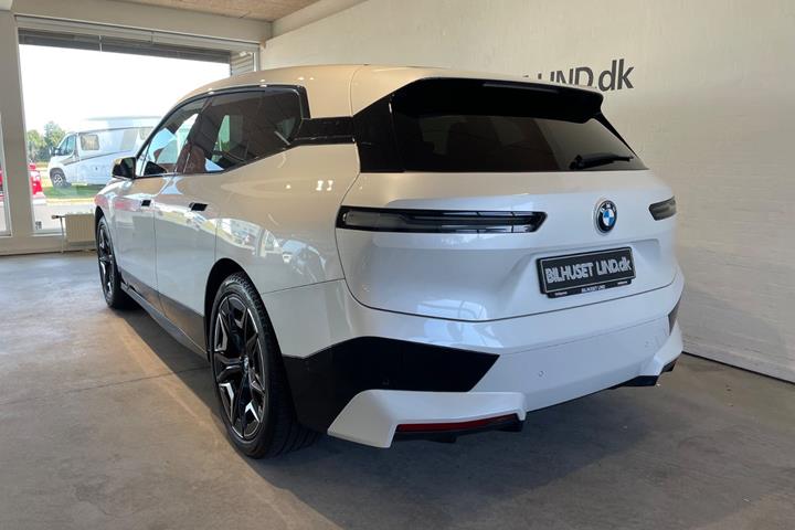 Hvid BMW iX fra 2023
