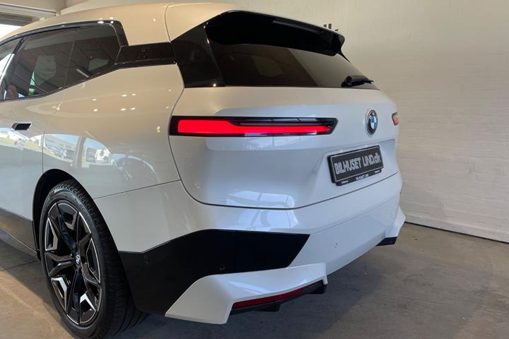 Hvid BMW iX fra 2023