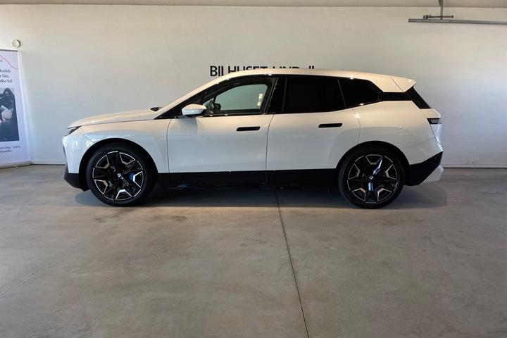 Hvid BMW iX fra 2023
