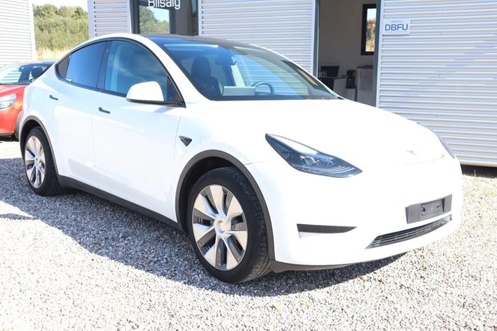 Hvid Tesla Model Y fra 2023