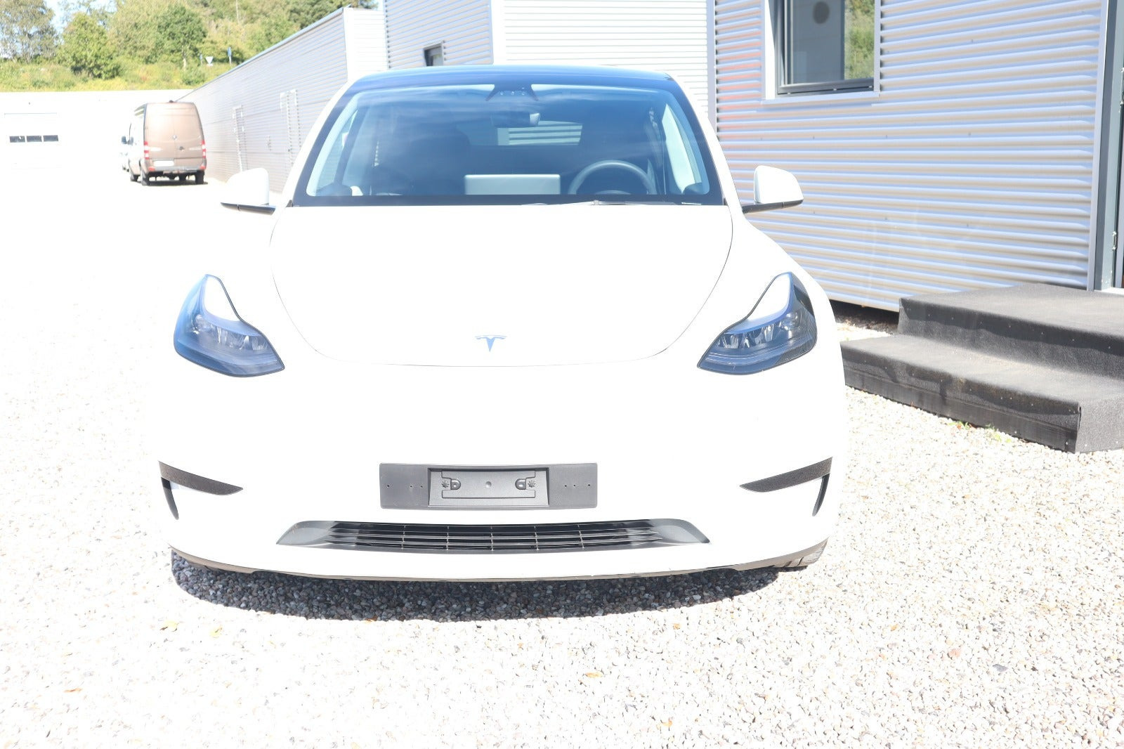 Hvid Tesla Model Y fra 2023