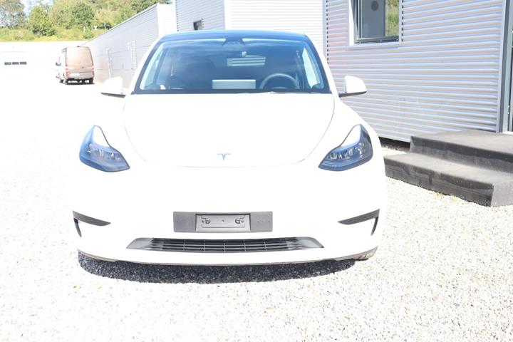 Hvid Tesla Model Y fra 2023