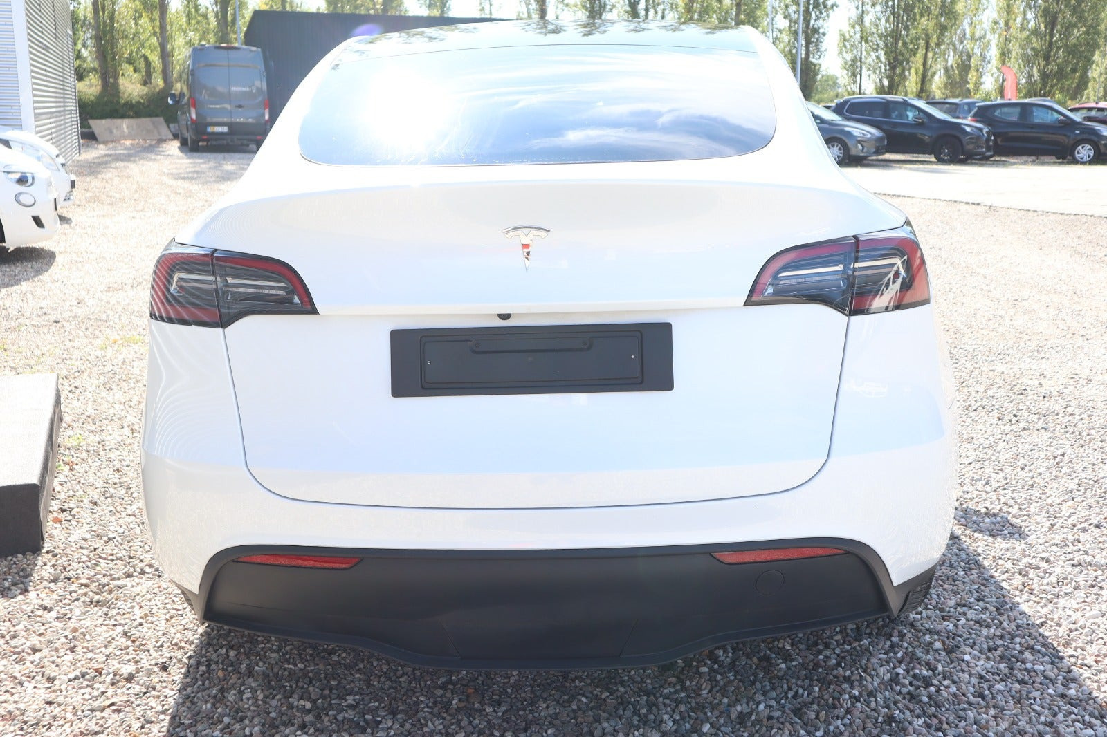 Hvid Tesla Model Y fra 2023