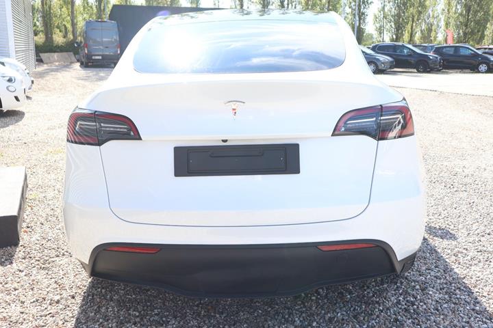 Hvid Tesla Model Y fra 2023