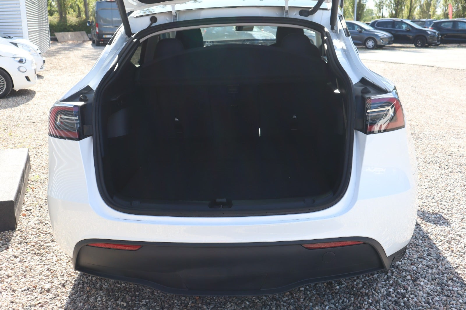 Hvid Tesla Model Y fra 2023