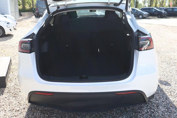 Hvid Tesla Model Y fra 2023
