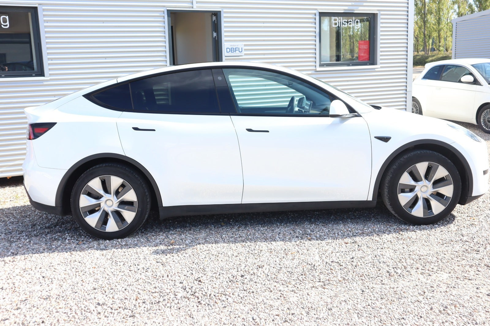 Hvid Tesla Model Y fra 2023