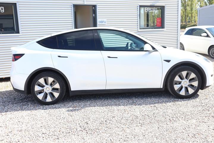 Hvid Tesla Model Y fra 2023