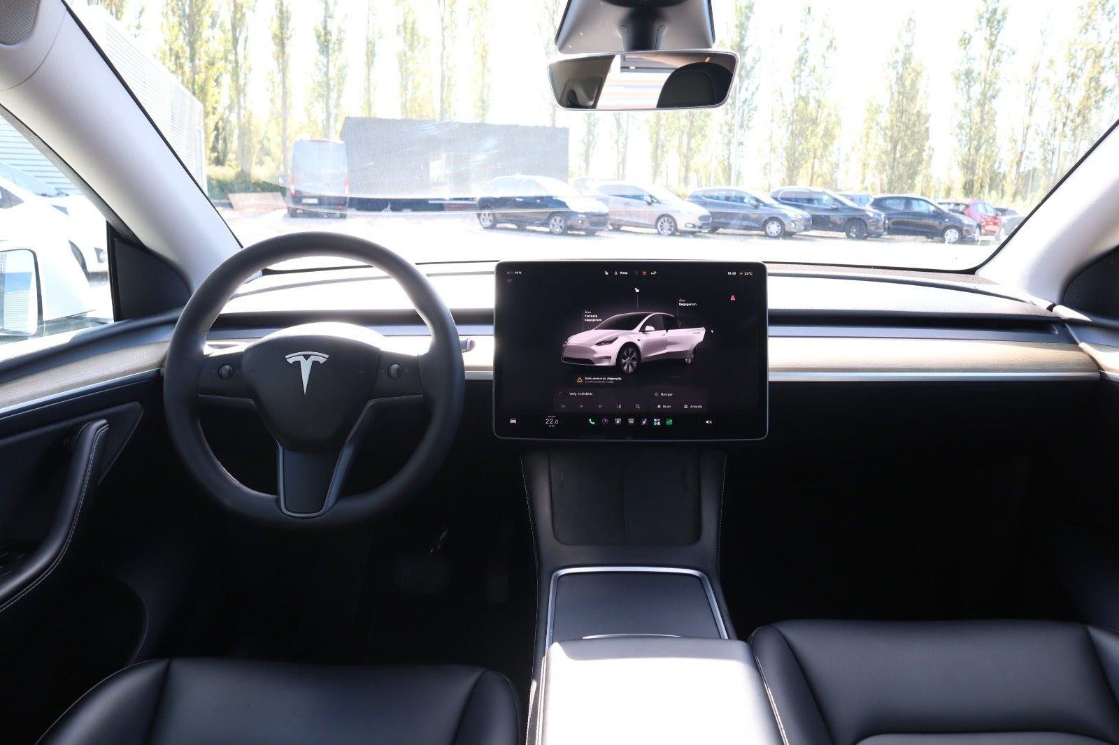 Hvid Tesla Model Y fra 2023