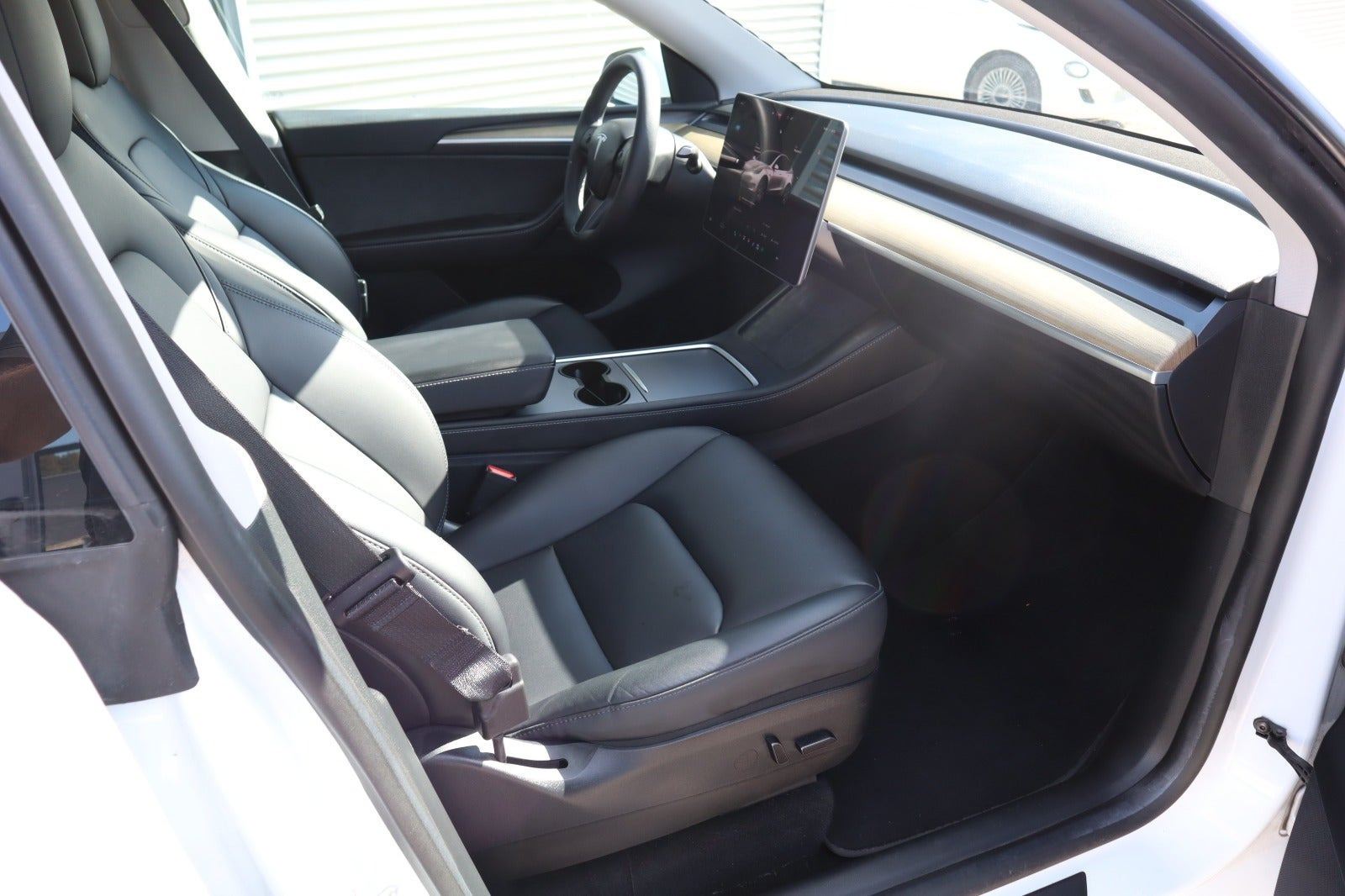 Hvid Tesla Model Y fra 2023