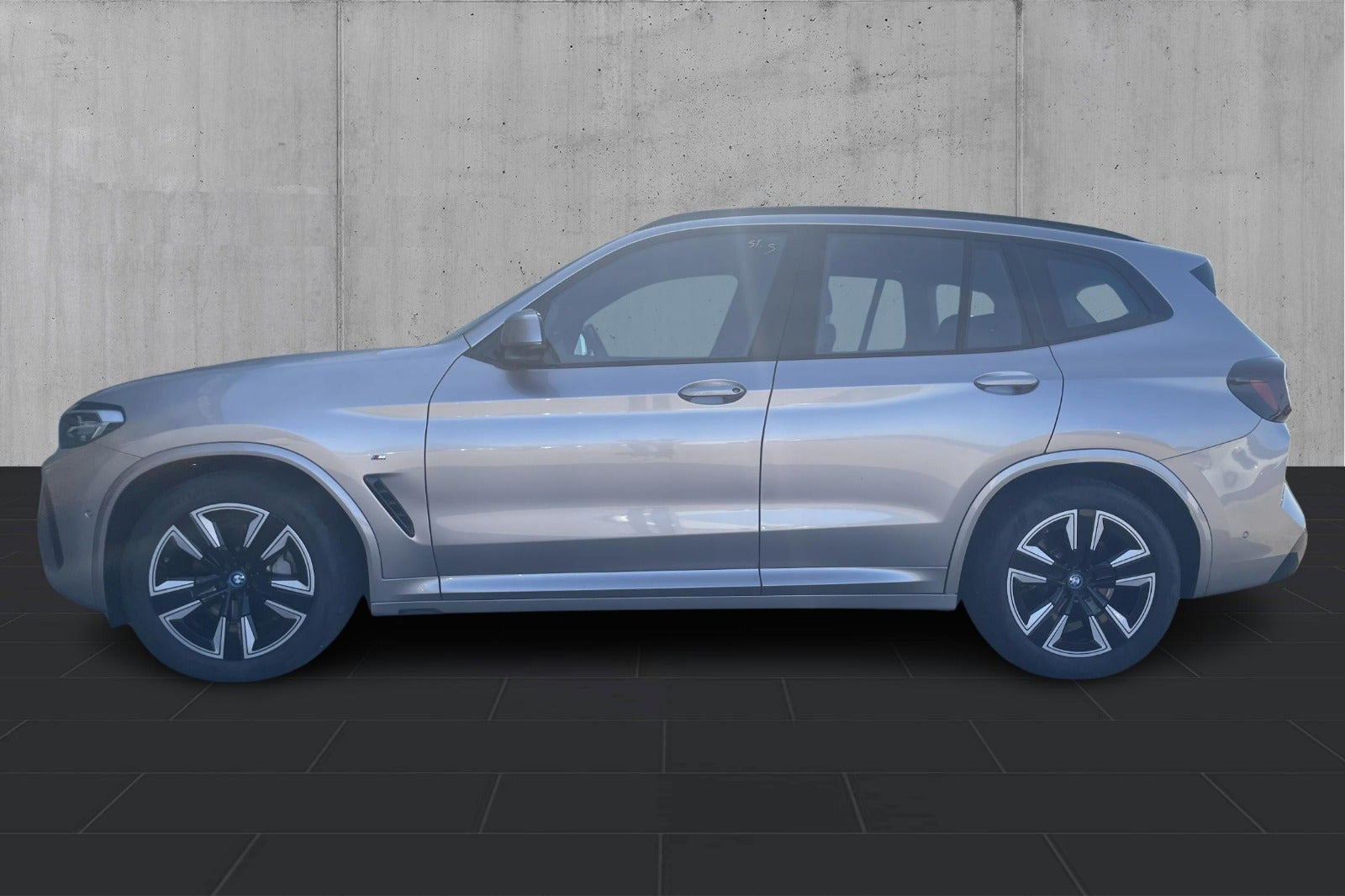 Sølv BMW iX3 fra 2023