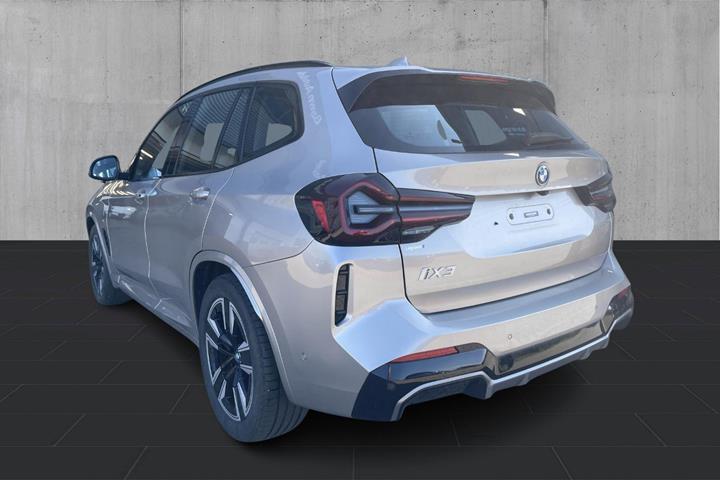 Sølv BMW iX3 fra 2023