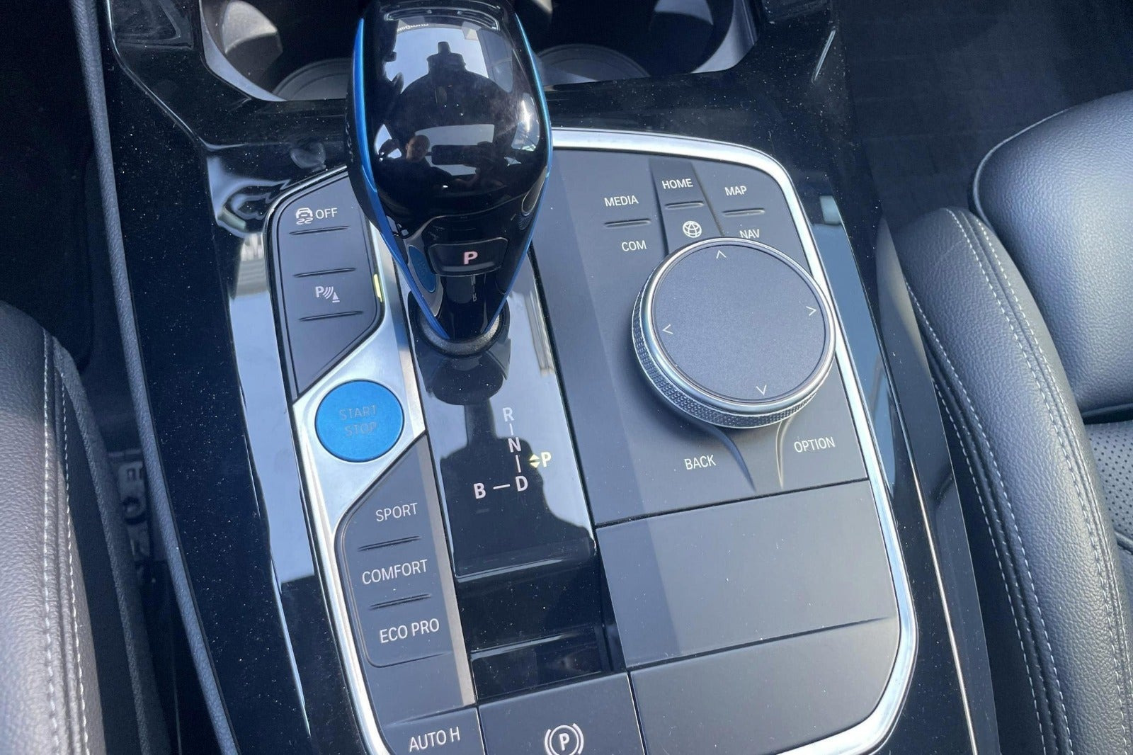Sølv BMW iX3 fra 2023