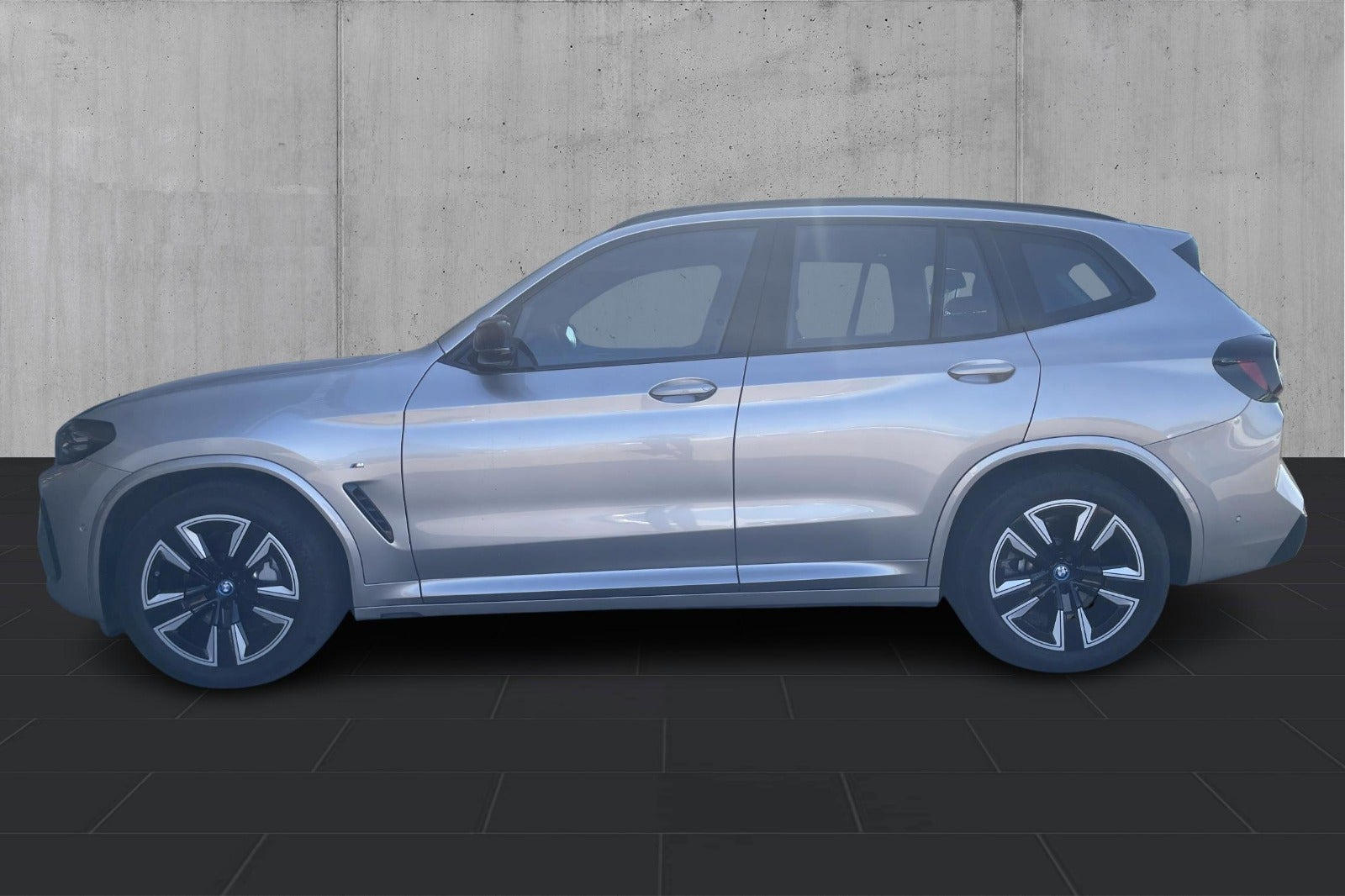 Sølv BMW iX3 fra 2024