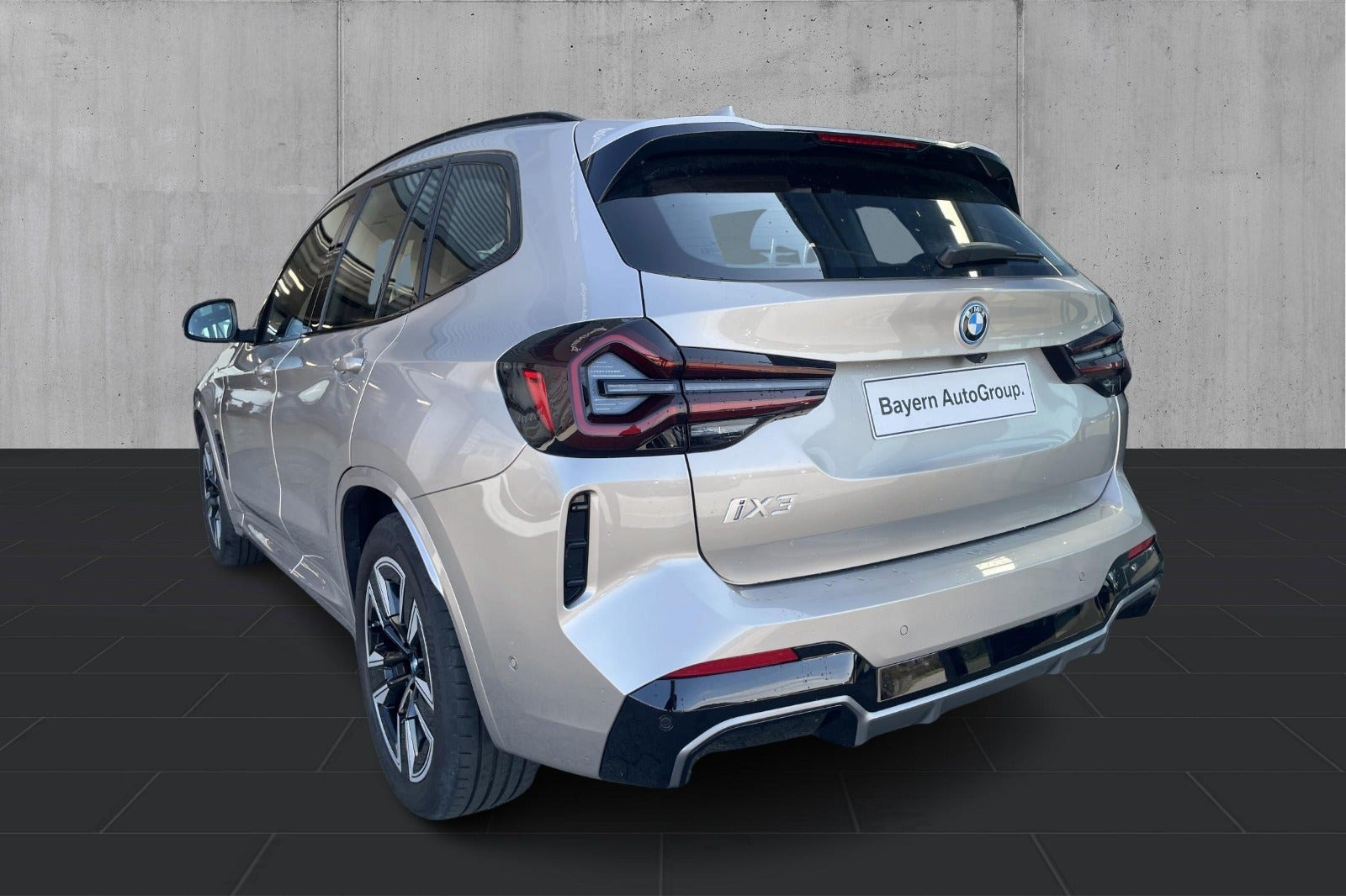 Sølv BMW iX3 fra 2024