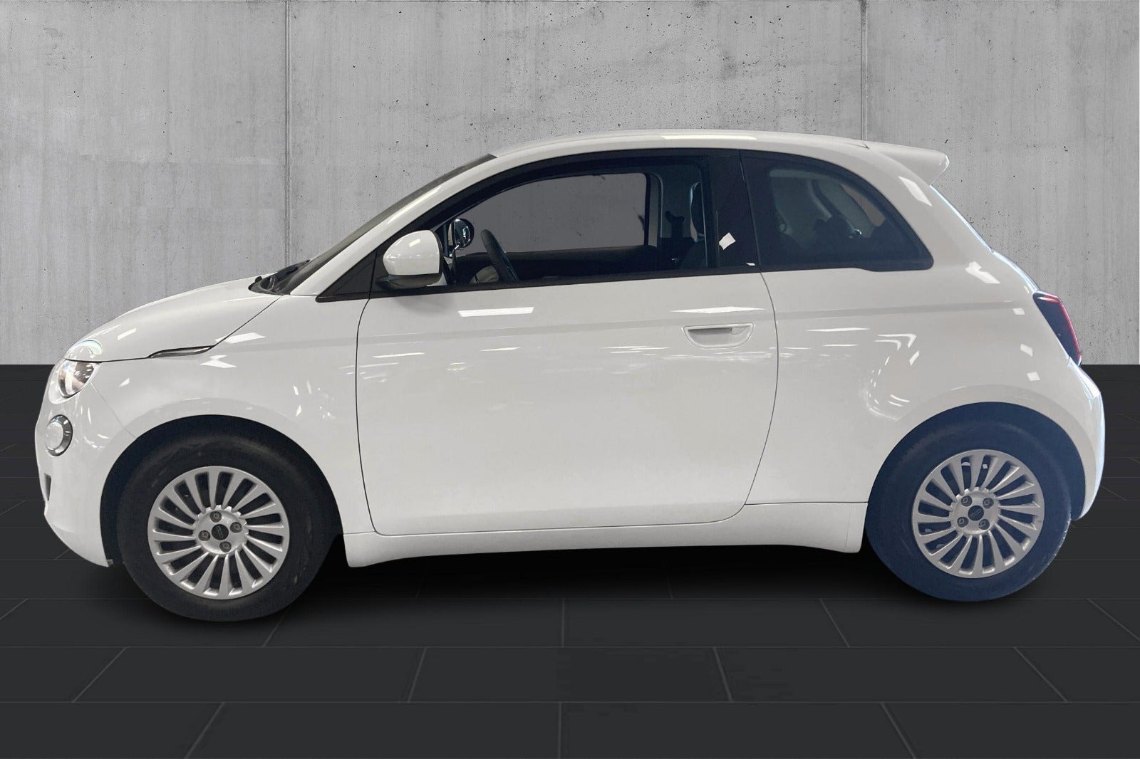 Hvid Fiat 500e fra 2023