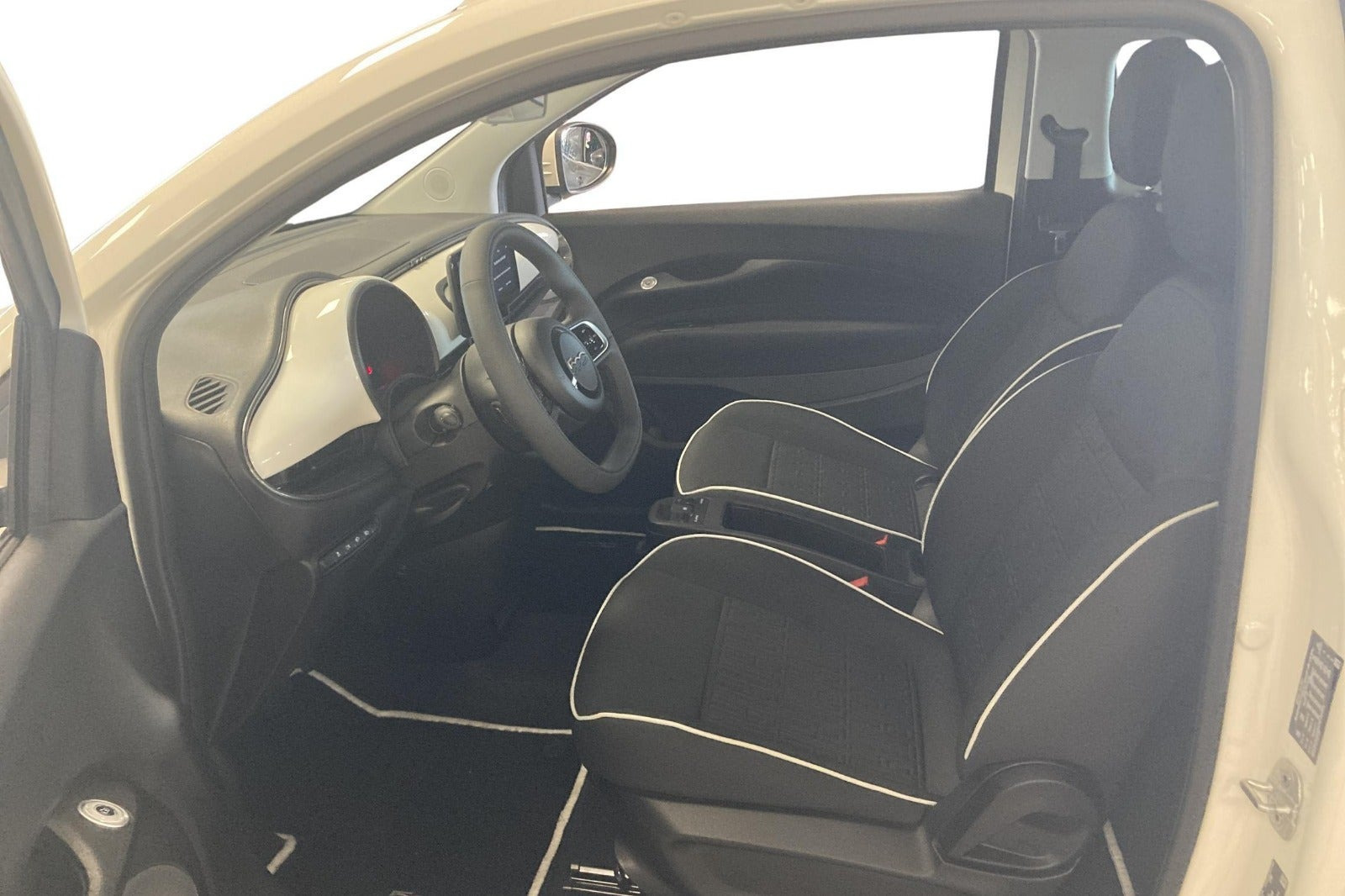Hvid Fiat 500e fra 2023