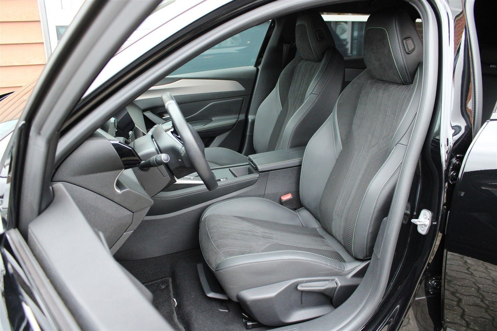 Sort Peugeot E-308 fra 2024