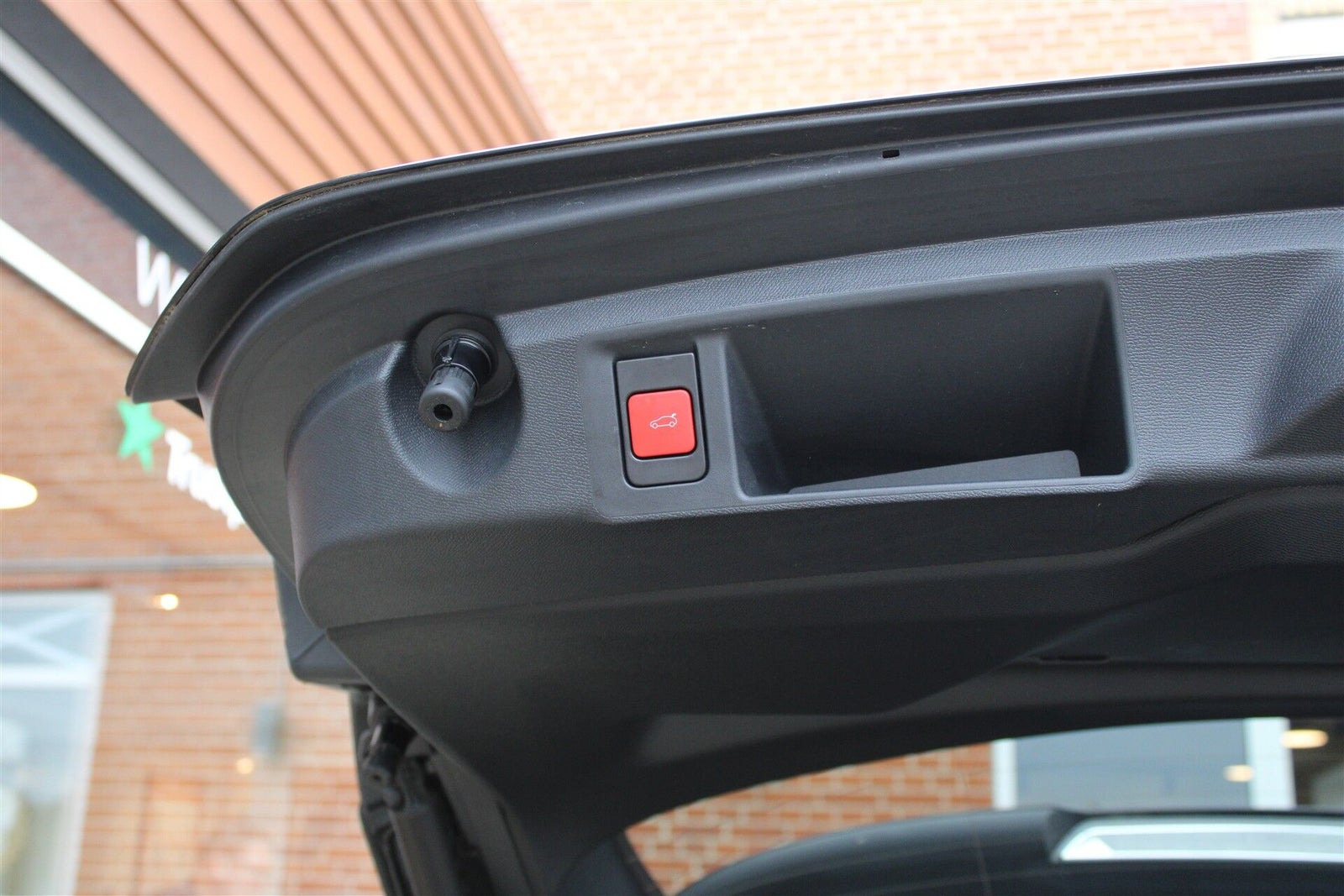 Sort Peugeot E-308 fra 2024