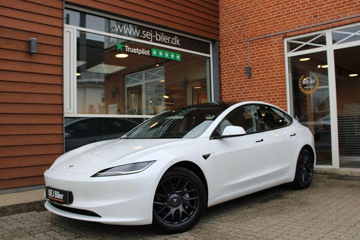 Hvid Tesla Model 3 fra 2024