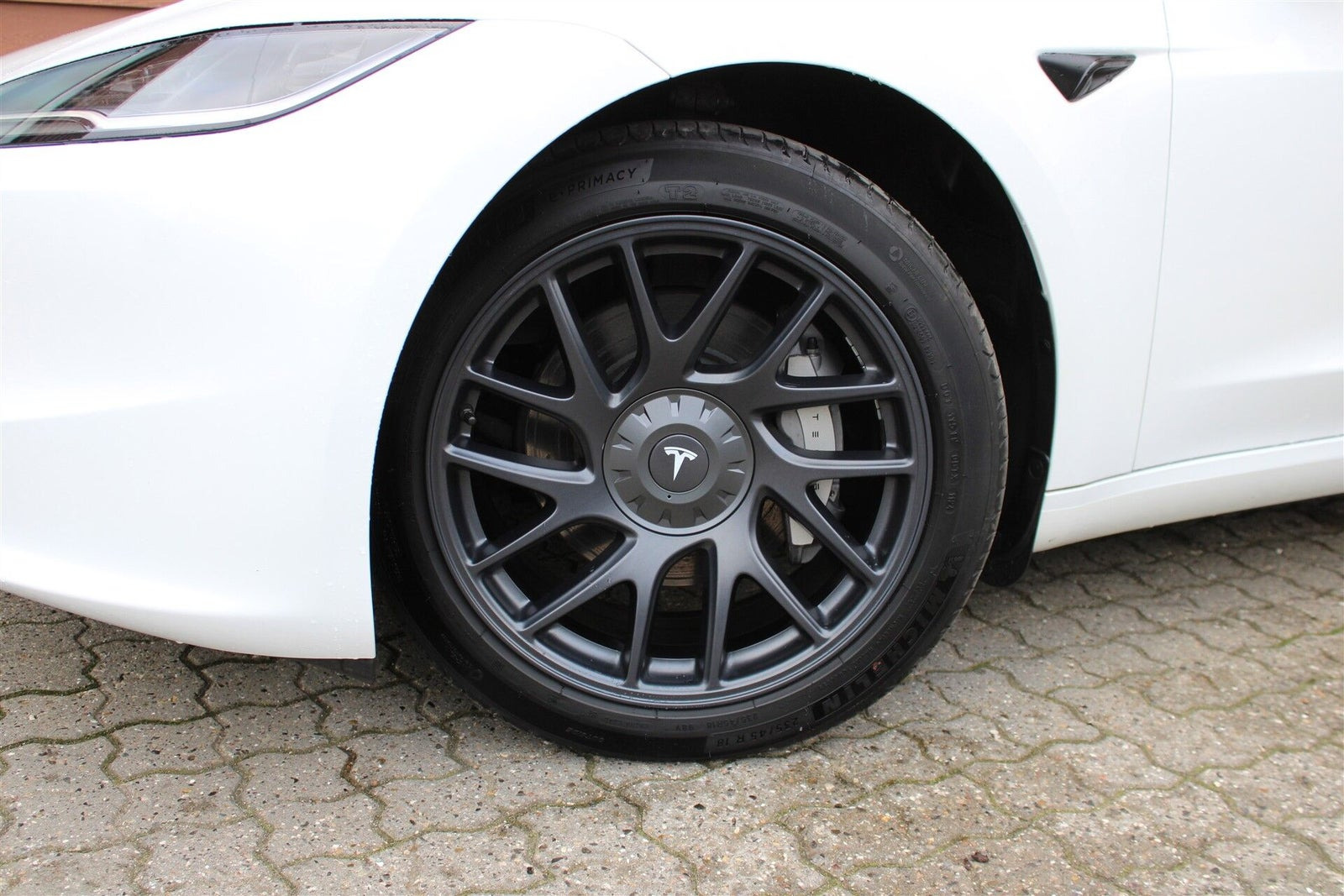 Hvid Tesla Model 3 fra 2024