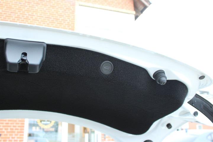 Hvid Tesla Model 3 fra 2024