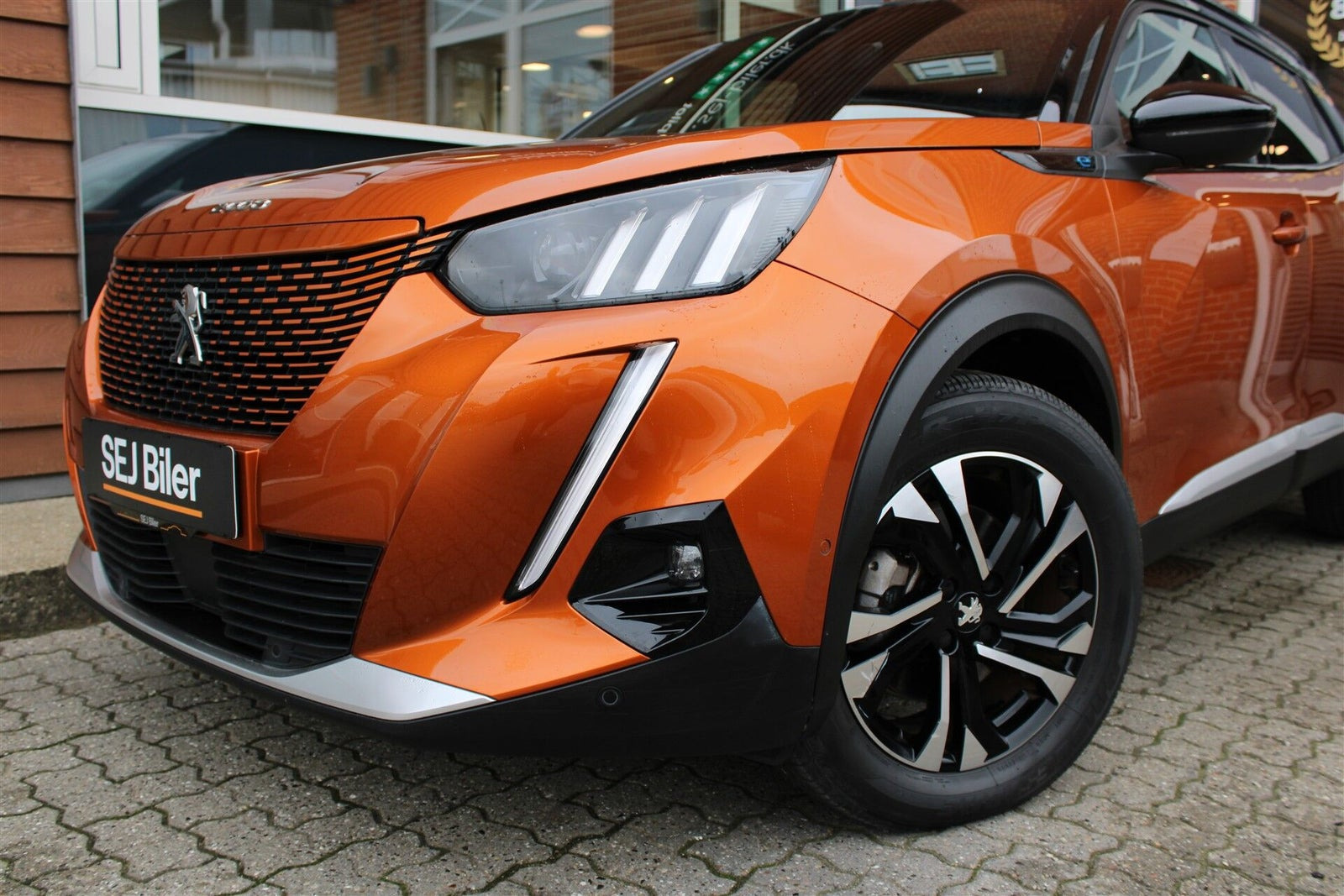 Orange Peugeot e-2008 fra 2022