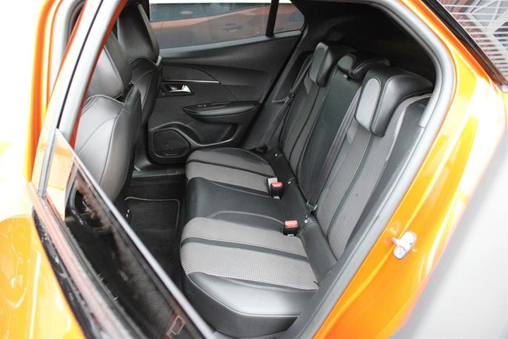 Orange Peugeot e-2008 fra 2022