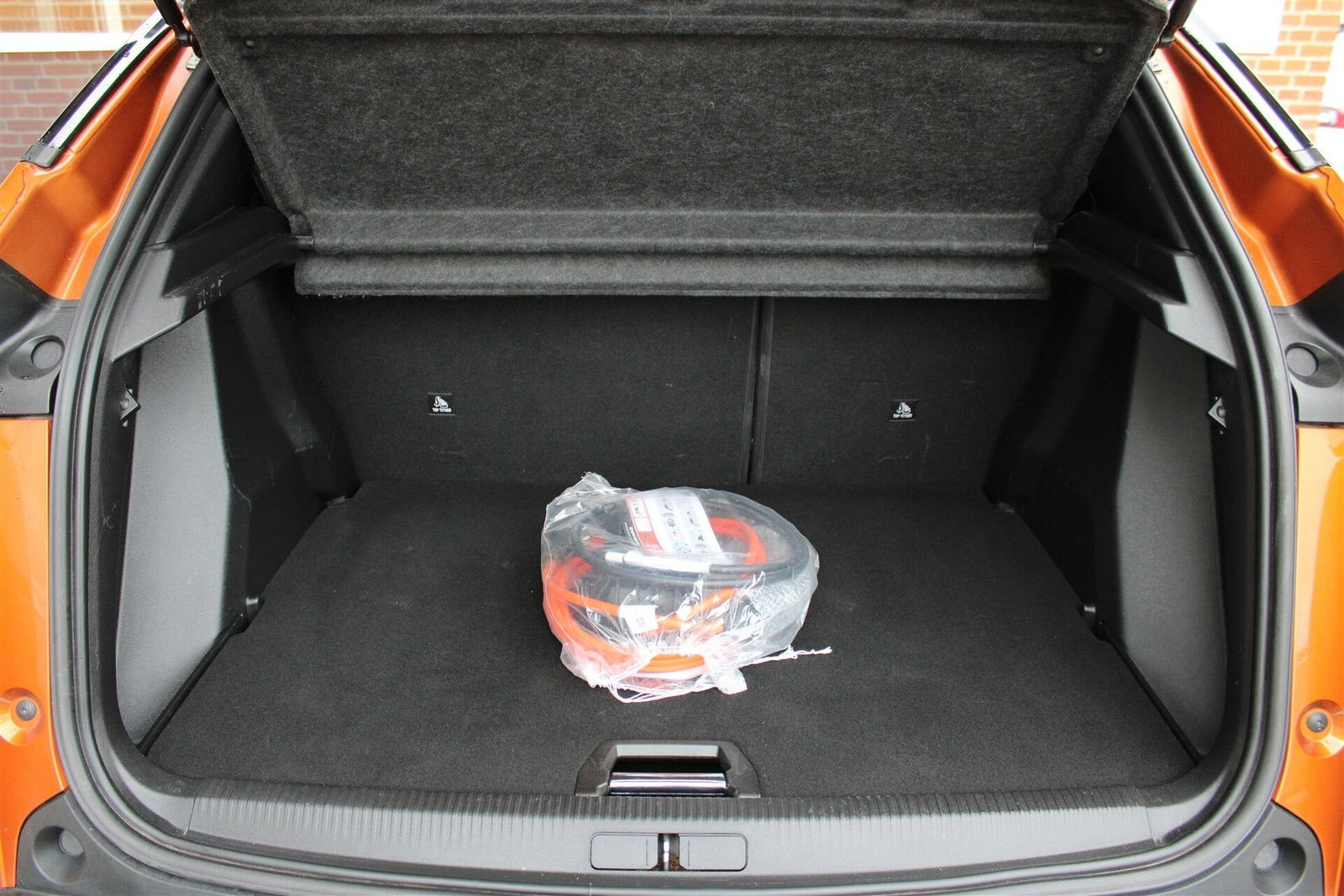 Orange Peugeot e-2008 fra 2022