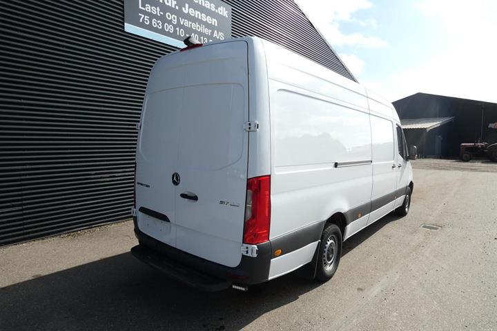 Hvid Mercedes Sprinter 317 fra 2023