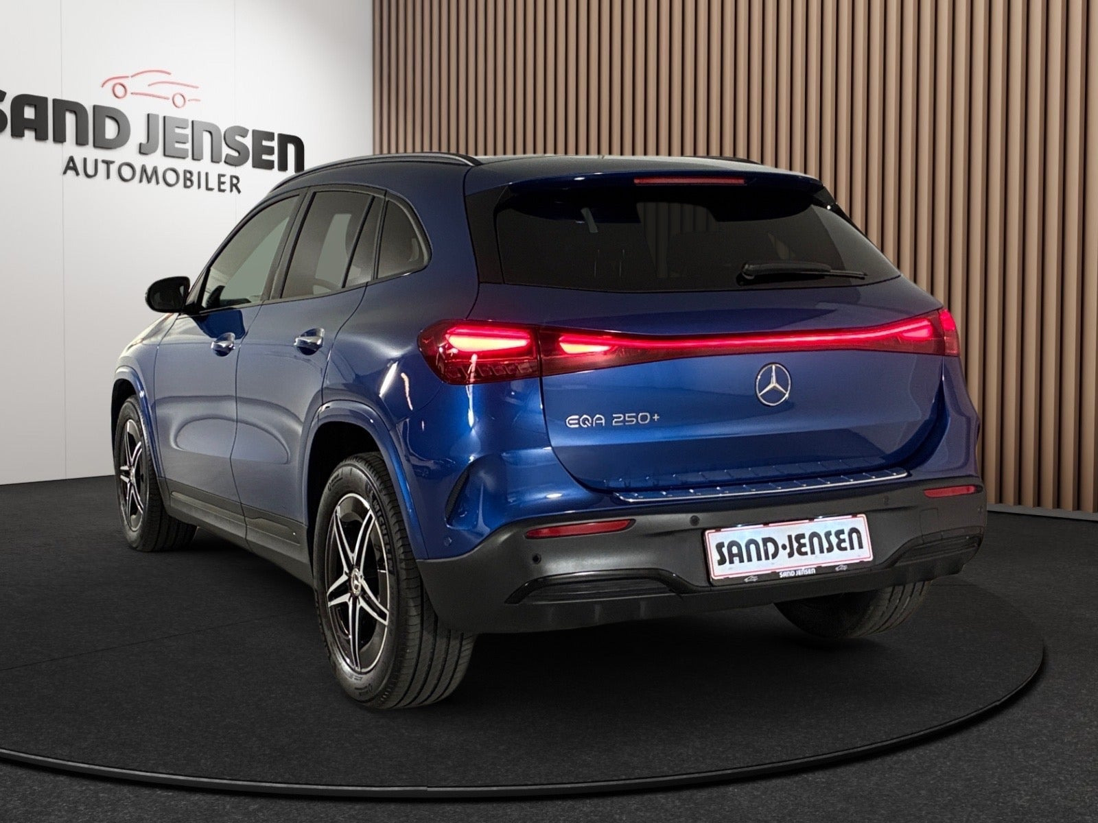 Blå Mercedes EQA250+ fra 2025