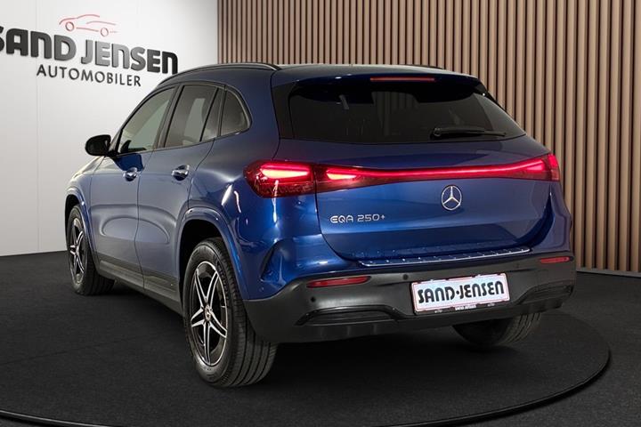 Blå Mercedes EQA250+ fra 2025