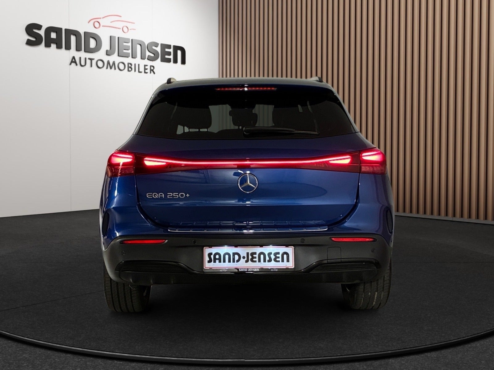 Blå Mercedes EQA250+ fra 2025