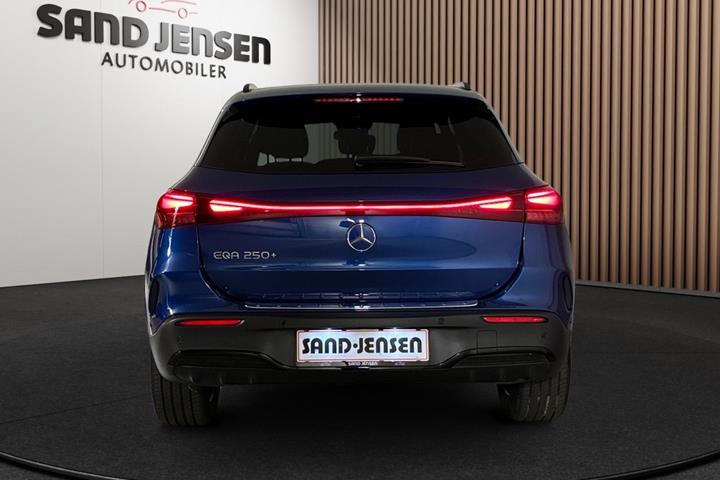 Blå Mercedes EQA250+ fra 2025